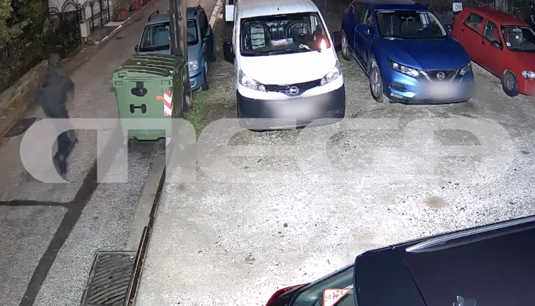 Σοκαριστικό περτιστατικό στη Λάρισα: Καρέ καρέ η εμπρηστική επίθεση σε ΙΧ γυναίκας