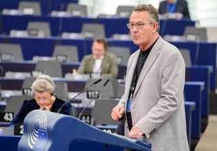 Αρβανίτης για Μητσοτάκη: Η κυβέρνηση της συγκάλυψης πανηγυρίζει για το Κράτος Δικαίου μετά την έκθεση της ΕΕ