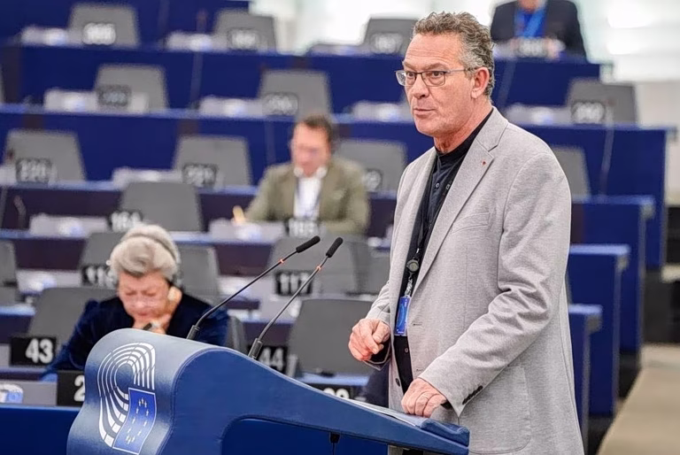 Αρβανίτης για Μητσοτάκη: Η κυβέρνηση της συγκάλυψης πανηγυρίζει για το Κράτος Δικαίου μετά την έκθεση της ΕΕ