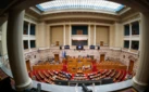 Επίθεση της αντιπολίτευσης στην κυβέρνηση για τη Συνταγματική Αναθεώρηση – «Προεκλογική» η πρόταση Μητσοτάκη