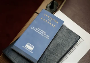 «Το πρόβλημα δεν είναι το Σύνταγμα, αλλά όσοι το παραβιάζουν» – Οι συνταγματολόγοι Ακρίτας Καϊδατζής και Χαράλαμπος Κουρουνδής στο in