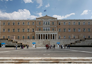 Το πολιτικό θερμόμετρο ανεβαίνει επικίνδυνα, οι υποκλοπές ξανά στο προσκήνιο