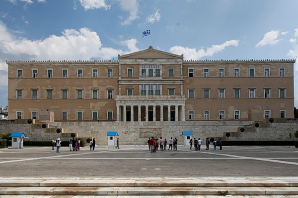 Το πολιτικό θερμόμετρο ανεβαίνει επικίνδυνα, οι υποκλοπές ξανά στο προσκήνιο