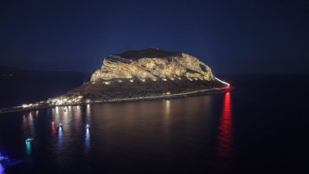 Φωταγωγήθηκε ο Βράχος της Μονεμβασιάς