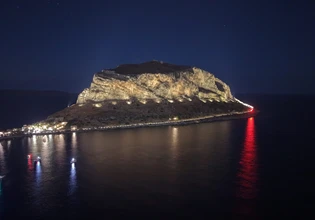 Φωταγωγήθηκε ο Βράχος της Μονεμβασιάς