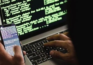 Γελασμένη η κυβέρνηση εάν πιστεύει ότι έχει τελειώσει η υπόθεση των υποκλοπών – ιδίως όταν πρώην πρωθυπουργός προσφεύγει στη Δικαιοσύνη
