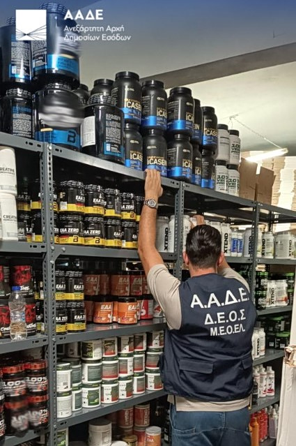 εικόνα που δείχνει ελεγκτή της ΑΑΔΕ στην επιχείρηση όπου εντοπίστηκαν τα μη εγκεκριμένα σκευάσματα