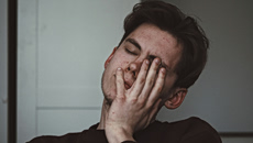 «Hangover chic»: Η Gen Z μετατρέπει το ξενύχτι και την εξάντληση σε νέα τάση στα social media