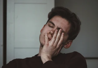 «Hangover chic»: Η Gen Z μετατρέπει το ξενύχτι και την εξάντληση σε νέα τάση στα social media