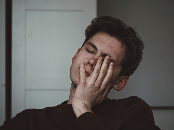 «Hangover chic»: Η Gen Z μετατρέπει το ξενύχτι και την εξάντληση σε νέα τάση στα social media