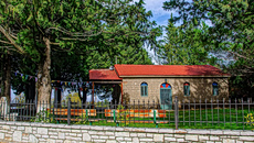 Ιερέας και κοινοτάρχης έπαιξαν ξύλο έξω από την εκκλησία – Αφορμή ήταν ένας γάμος και ένα πανηγύρι!