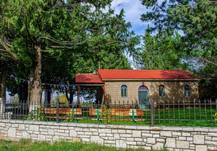 Ιερέας και κοινοτάρχης έπαιξαν ξύλο έξω από την εκκλησία: αφορμή; Ένας γάμος και ένα πανηγύρι!