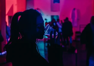 Η Gen Z τελικά πίνει – Απλώς άργησε να… φτάσει στο μπαρ