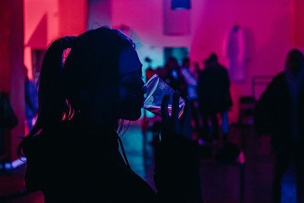 Η Gen Z τελικά πίνει – Απλώς άργησε να… φτάσει στο μπαρ