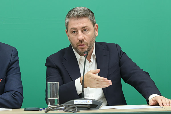 Ανδρουλάκης: Μαφία, συμμορία, υπόκοσμο θυμίζουν όσα είπε ο Δημητριάδης, να απαντήσει το «αφεντικό» – «Προστατεύει την οικογένεια»