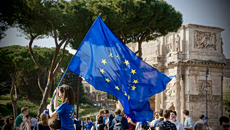 «Φάρος σταθερότητας»: Μαζί με την αβεβαιότητα για τον κόσμο, αυξάνεται και η πίστη των Ευρωπαίων στην ΕΕ