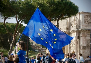 «Φάρος σταθερότητας»: Μαζί με την αβεβαιότητα για τον κόσμο, αυξάνεται και η πίστη των Ευρωπαίων στην ΕΕ