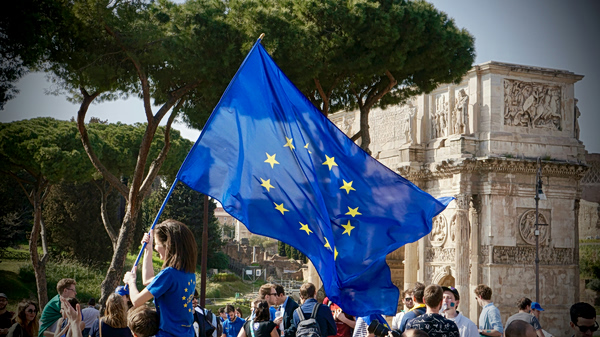 «Φάρος σταθερότητας»: Μαζί με την αβεβαιότητα για τον κόσμο, αυξάνεται και η πίστη των Ευρωπαίων στην ΕΕ