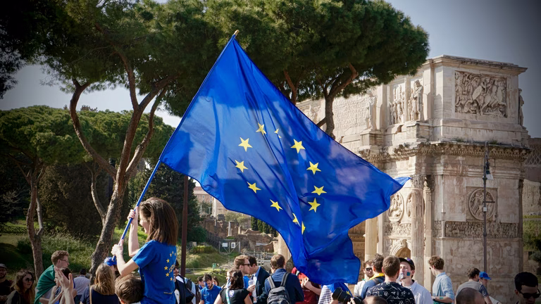 «Φάρος σταθερότητας»: Μαζί με την αβεβαιότητα για τον κόσμο, αυξάνεται και η πίστη των Ευρωπαίων στην ΕΕ