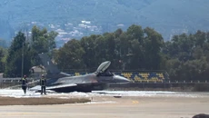 Ζάκυνθος: Η στιγμή που το F-16 κάνει αναγκαστική προσγείωση