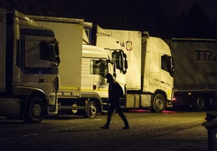 Εξαρθρώθηκε συμμορία που έκλεβε οδηγούς φορτηγών στη Δυτική Αττική – Συνελήφθησαν 7 νεαροί