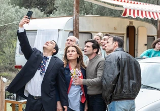 Κάμπινγκ: Τέσσερα νέα teaser στον αέρα