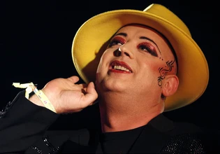 Boy George: Οργή για το νέο τραγούδι του – «Εσείς λέτε γενοκτονία, εγώ λέω πόλεμο» λέει για τη Γάζα