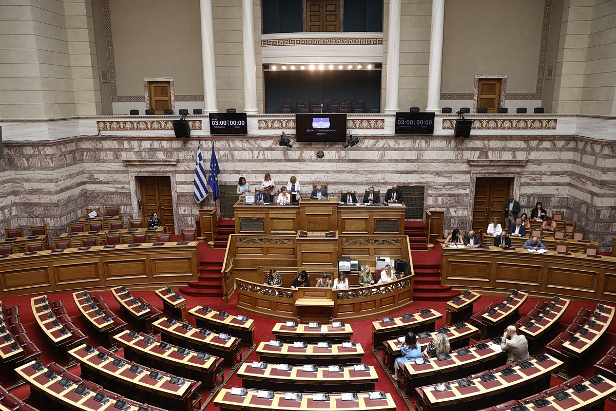 Στην ολομέλεια της Βουλής συζητείται η αναθεώρηση του Συντάγματος – Η διαδικασία