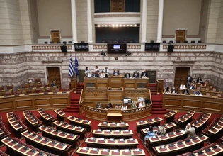 Στην ολομέλεια της Βουλής συζητείται η αναθεώρηση του Συντάγματος – Η διαδικασία