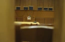 Αθώωση λόγω αμφιβολιών ζητά ο εισαγγελέας για τους αστυνομικούς που κατηγορούνται για βιασμό στο ΑΤ Ομονοίας