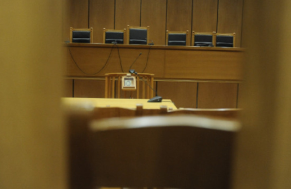 Αθώωση λόγω αμφιβολιών ζητά ο εισαγγελέας για τους αστυνομικούς που κατηγορούνται για βιασμό στο ΑΤ Ομονοίας