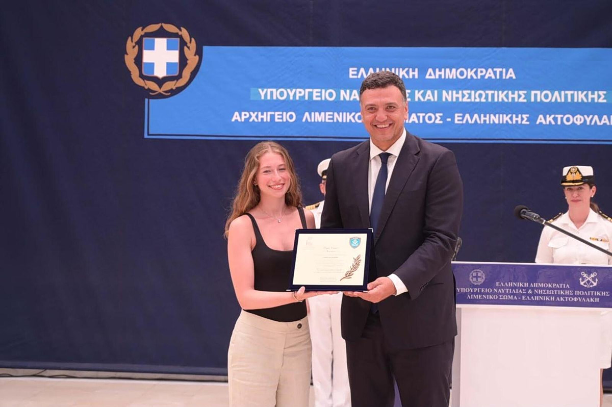 Ο Κικίλιας βράβευσε τη ναυαγοσώστρια Σοφία Κασπίρη – Το υψηλό αίσθημα ευθύνες που επέδειξε στη θάλασσα