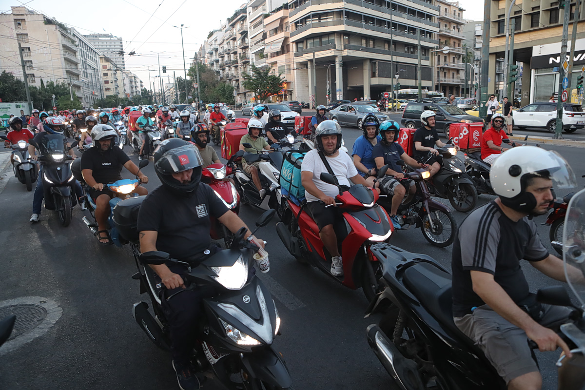 Διανομείς: Η «κόκκινη κάρτα μετά το νέο εργατικό δυστύχημα – Μεγάλη μοτοπορεία με καπνογόνα και συνθήματα