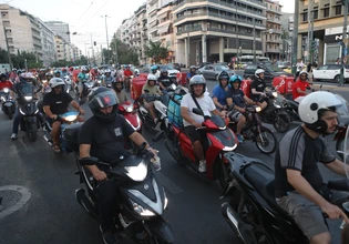 Διανομείς: Η «κόκκινη κάρτα μετά το νέο εργατικό δυστύχημα – Μεγάλη μοτοπορεία με καπνογόνα και συνθήματα