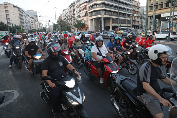 Διανομείς: Η «κόκκινη κάρτα μετά το νέο εργατικό δυστύχημα – Μεγάλη μοτοπορεία με καπνογόνα και συνθήματα