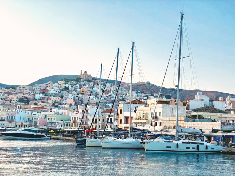Σύρος: Το νησί που κερδίζει τις καρδιές των Ευρωπαίων ταξιδιωτών