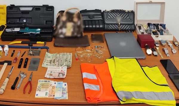 Συνελήφθησαν οι διαρρήκτες με τα φωσφοριζέ γιλέκα – Πώς έμπαιναν σε διαμερίσματα παριστάνοντας εργάτες συνεργείου