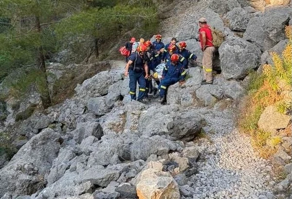 Ικαρία: Γαλλίδα τουρίστρια έπεσε σε γκρεμό – Απεγκλωβίστηκε τραυματισμένη