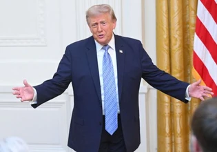 Ο Τραμπ κατηγορεί τώρα την Κίνα για τη «μεγαλύτερη πειρατεία εκλογικών δεδομένων στην ιστορία»