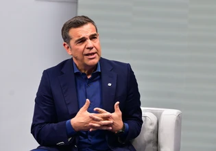 Ο «αδωνισμός» ως τακτική στοχοποίησης: Πως και γιατί ο Κυριάκος Μητσοτάκης θέλει να πλήξει τον Αλέξη Τσίπρα