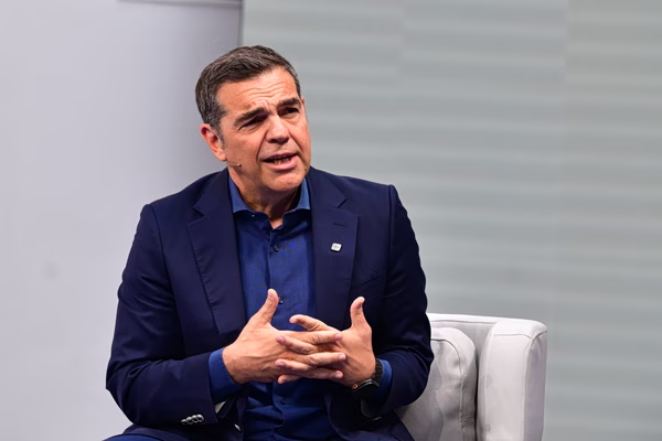 Ο «αδωνισμός» ως τακτική στοχοποίησης: Πως και γιατί ο Κυριάκος Μητσοτάκης θέλει να πλήξει τον Αλέξη Τσίπρα