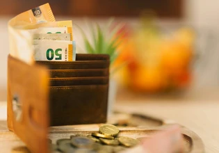 ΕΔΣ: Το εύθραυστο σχοινί που βαδίζει η ελληνική οικονομία – Οι κρίσιμοι παράμετροι για να μην σπάσει