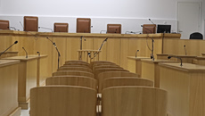Δικαστήρια σε τρία μέτωπα στριμώχνουν την κυβέρνηση