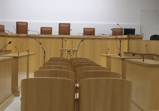 Δικαστήρια σε τρία μέτωπα στριμώχνουν την κυβέρνηση