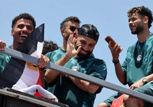 «Μας κάνατε περήφανους»: Υποδοχή ηρώων για την Εθνική Αιγύπτου από χιλιάδες κόσμου (vids)