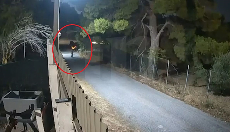 Η στιγμή που 50χρονος βάζει φωτιά στην Άνοιξη Αττικής – Συνελήφθη για εμπρησμό από πρόθεση – Βίντεο ντοκουμέντο