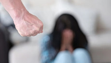 Καλλιθέα: Την ξυλοκόπησε άγρια επειδή δεν ήθελε να κρατήσει το παιδί – Τι κατέθεσε η 37χρονη