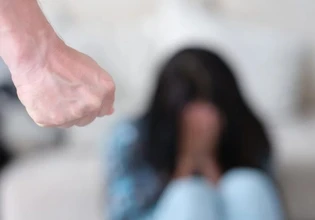 Καλλιθέα: Την ξυλοκόπησε άγρια επειδή δεν ήθελε να κρατήσει το παιδί – Τι κατέθεσε η 37χρονη