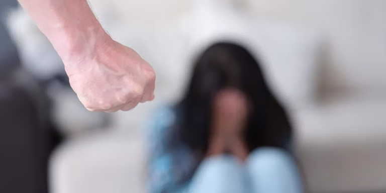 Καλλιθέα: Την ξυλοκόπησε άγρια επειδή δεν ήθελε να κρατήσει το παιδί - Τι κατέθεσε η 37χρονη