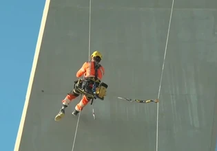 Εικόνες που κόβουν την ανάσα στη γέφυρα Ρίου-Αντιρρίου: Γάλλοι «αλπινιστές» κρέμονται από τη γέφυρα εκτελώντας εργασίες συντήρησης